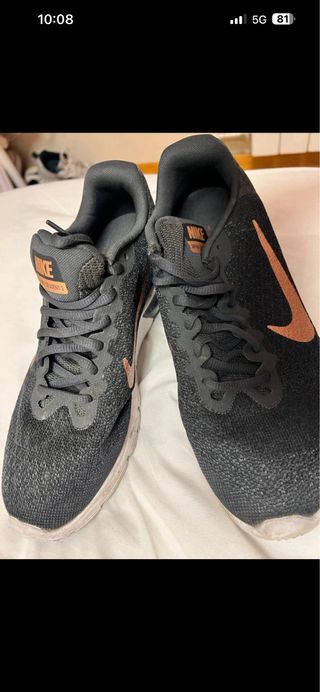 Zapatilla Nike Air Max Negra y Dorada