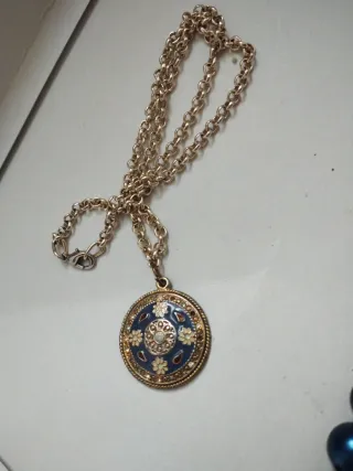 Collana con ciondolo blu e oro