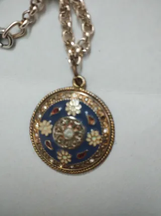 Collana con ciondolo blu e oro