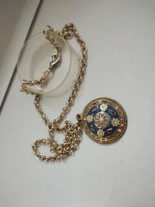Collana con ciondolo blu e oro