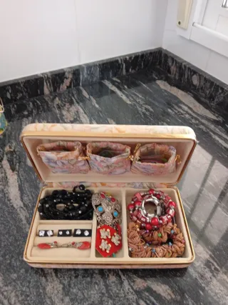 Joyero pequeño con bisutería