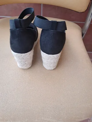 Zapatos negros ante con tiras cruzadas