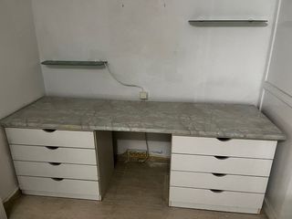 Toeletta effetto marmo con cassetti