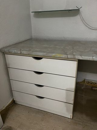 Toeletta effetto marmo con cassetti