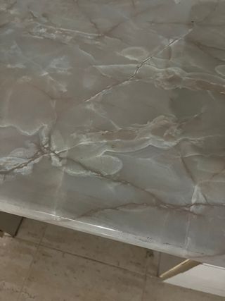 Toeletta effetto marmo con cassetti