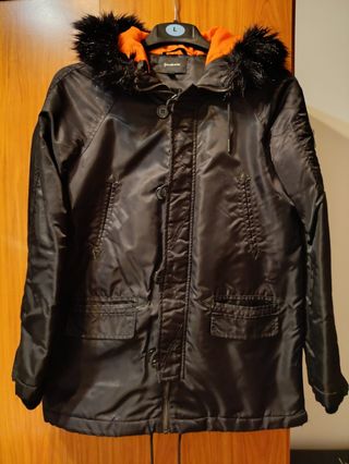 Parka negra Stradivarius con capucha