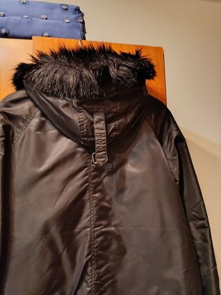 Parka negra Stradivarius con capucha