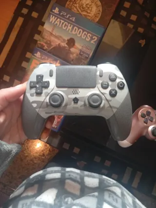 PS4 con 2 mandos y 3 juegos