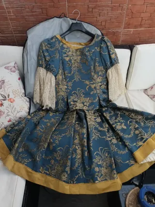 Traje de Fallera Azul y Dorado