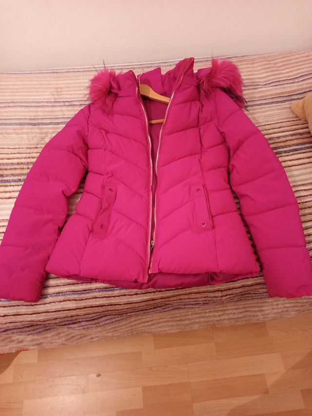 Chaqueta rosa con capucha y pelo