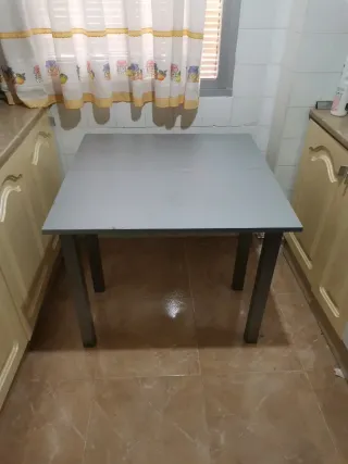 Mesa de cocina metálica y madera
