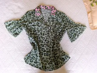Camisa leopardo verde y rosa