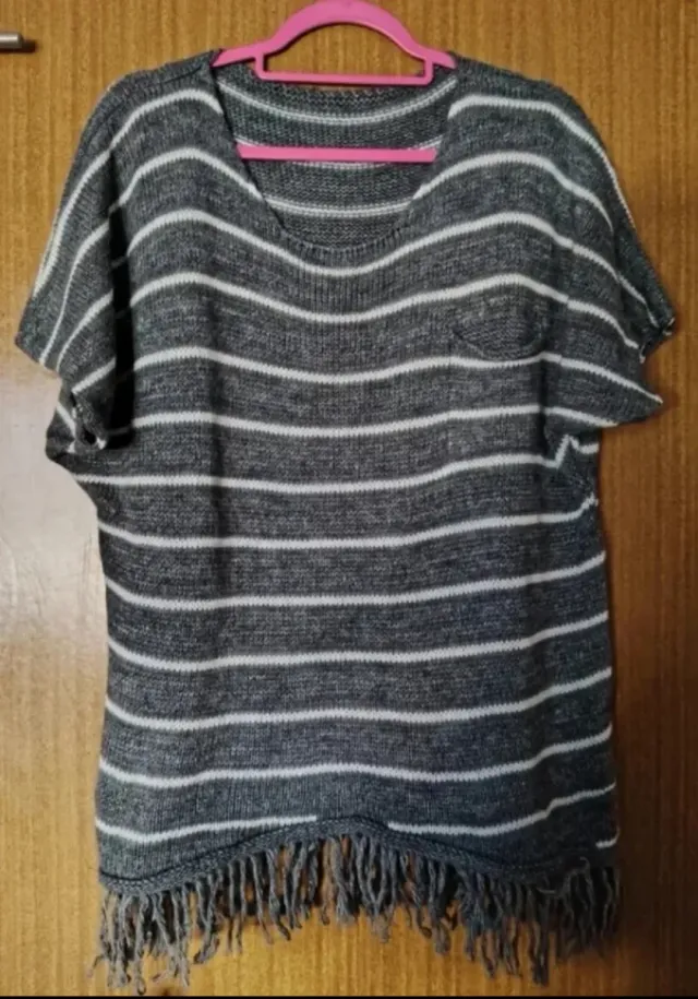 Camiseta Listrada Cinza e Branco Tamanho L