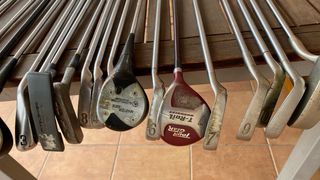 Bolsa de golf con palos y accesorios