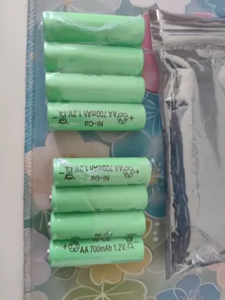 8 Batterie Ricaricabili AA Ni-Cd 700mAh