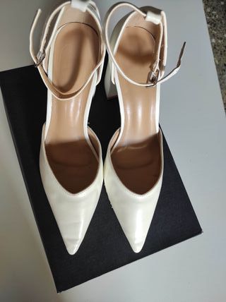 Zapatos de tacón ancho blancos elegantes