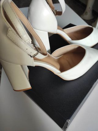 Zapatos de tacón ancho blancos elegantes