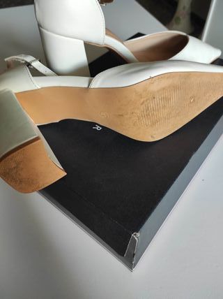 Zapatos de tacón ancho blancos elegantes