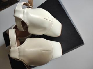 Zapatos de tacón ancho blancos elegantes