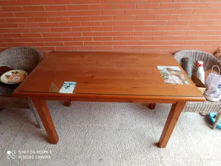 Mesa de madera auténtica y cristal en cubierta.