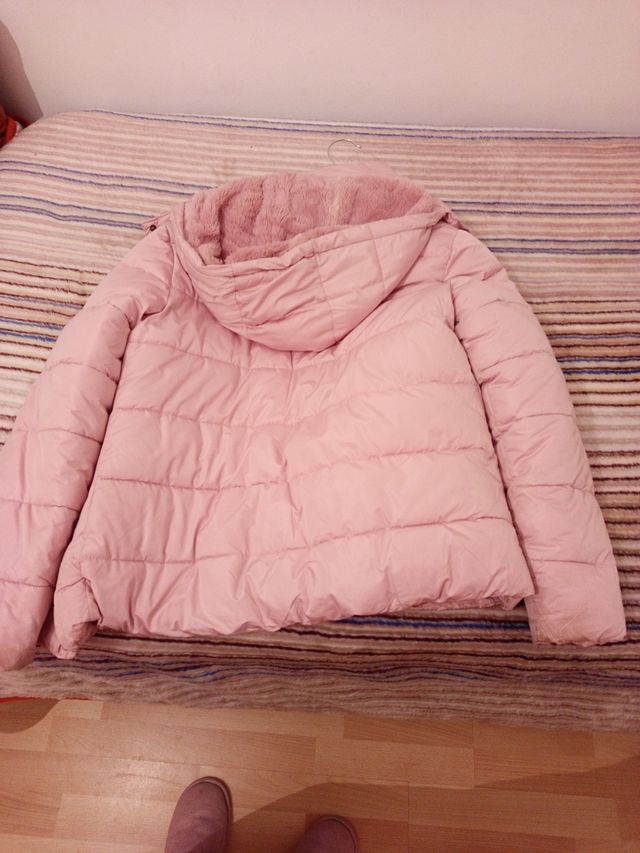 Chaqueta rosa acolchada con capucha