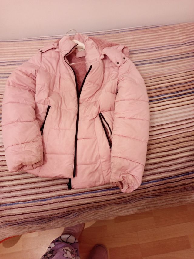 Chaqueta rosa acolchada con capucha