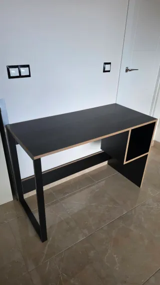 Escritorio LYLY negro con pata metal PVPC: 119,00€