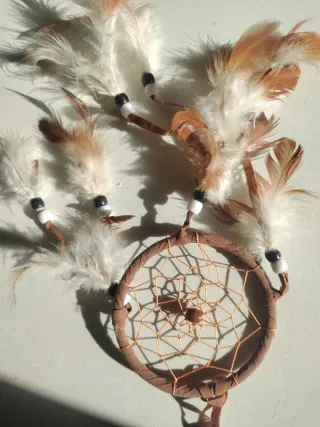 Atrapasueños con plumas y cuentas