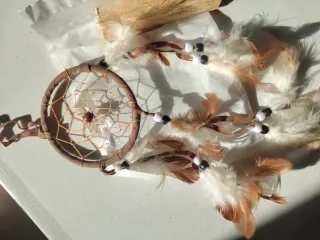 Atrapasueños con plumas y cuentas