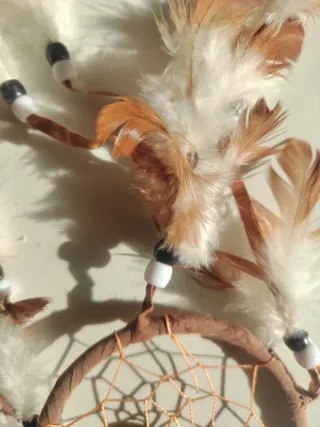 Atrapasueños con plumas y cuentas