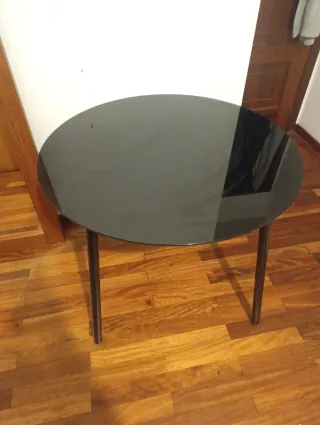 Tavolo rotondo in cristallo nero