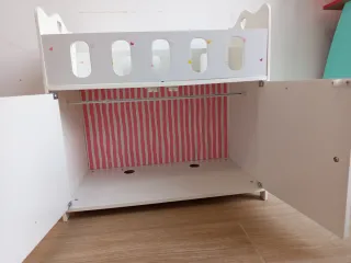 Cuna para muñecas blanca con corazones