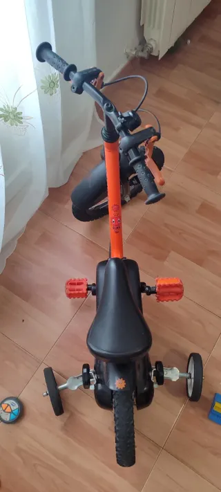 Triciclo infantil naranja y negro