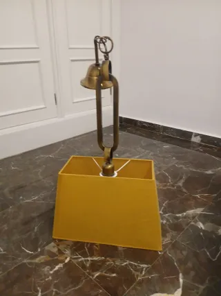 Lámpara de techo dorada y amarilla