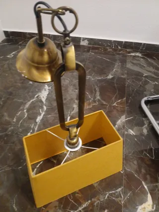 Lámpara de techo dorada y amarilla