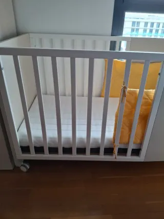 Cuna blanca con colchón Lemur Kibo hipoalergénico.
