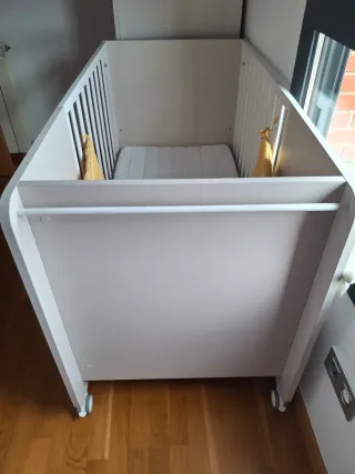 Cuna blanca con colchón Lemur Kibo hipoalergénico.