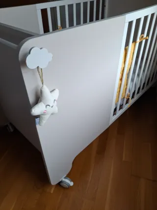 Cuna blanca con colchón Lemur Kibo hipoalergénico.