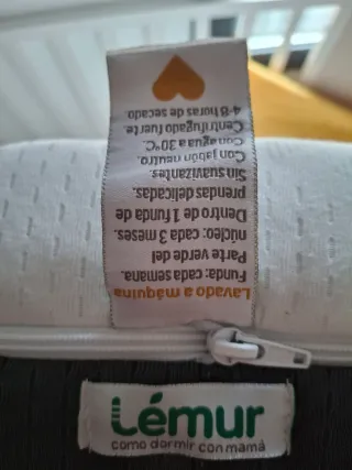 Cuna blanca con colchón Lemur Kibo hipoalergénico.