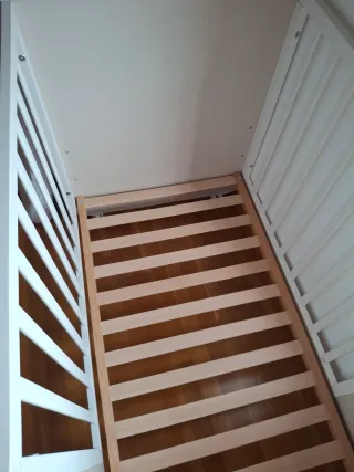 Cuna blanca con colchón Lemur Kibo hipoalergénico.