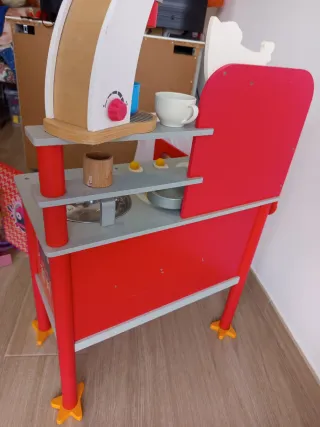 cocinita con utensilios, comida, cafeteraa