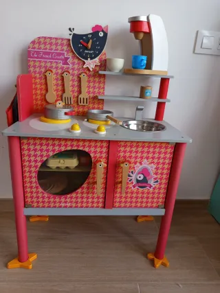 cocinita con utensilios, comida, cafeteraa