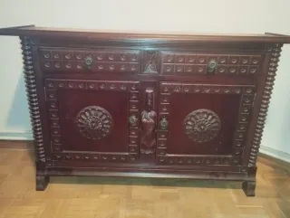 Taquillón antiguo de madera tallada