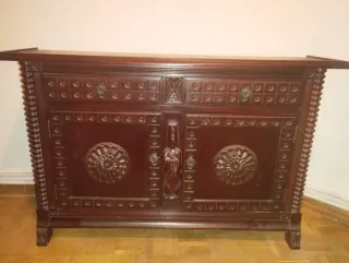 Taquillón antiguo de madera tallada