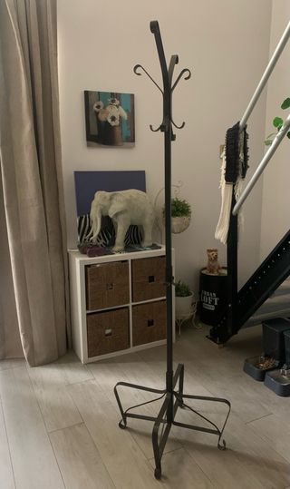 Perchero de metal negro