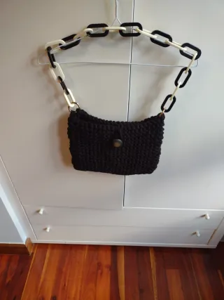 Bolso negro con cadena