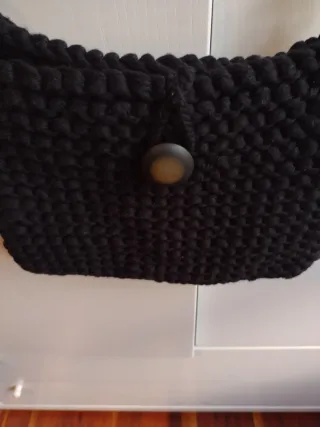 Bolso negro con cadena