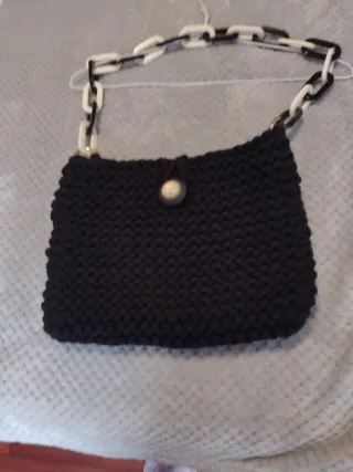Bolso negro con cadena