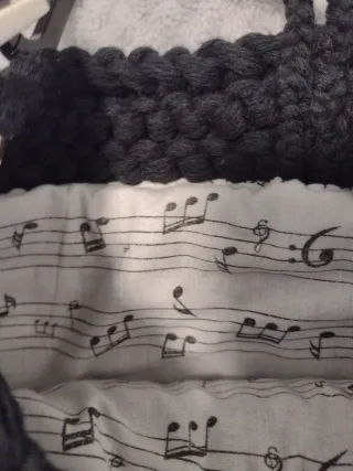 Bolso negro con cadena