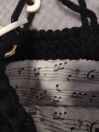 Bolso negro con cadena